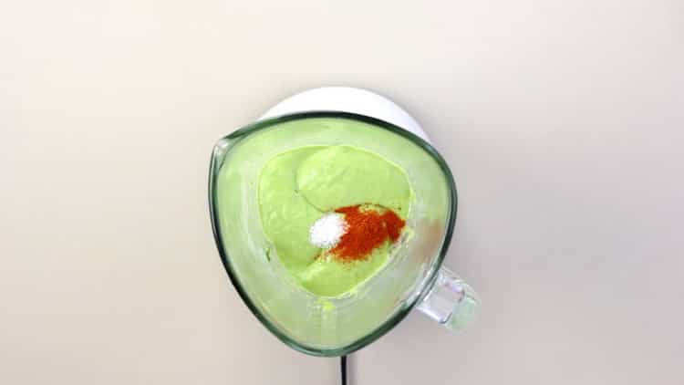 Добавете смес от чушки, за да направите авокадо сандвич паста.