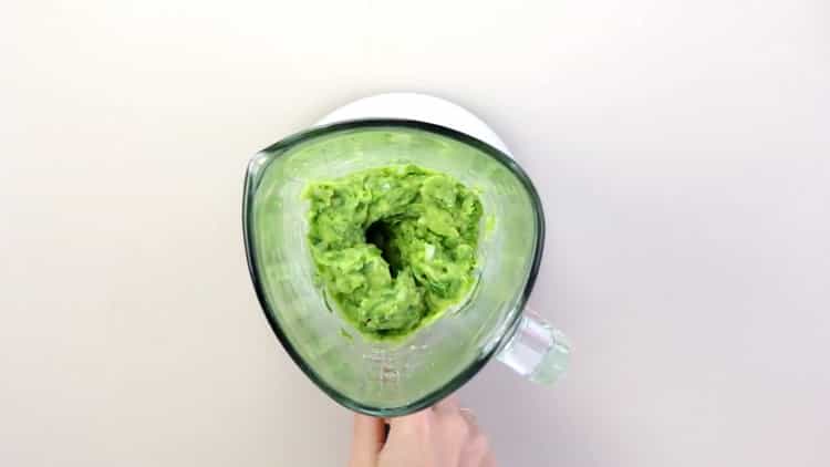 Смелете съставките, за да направите сандвич авокадо паста