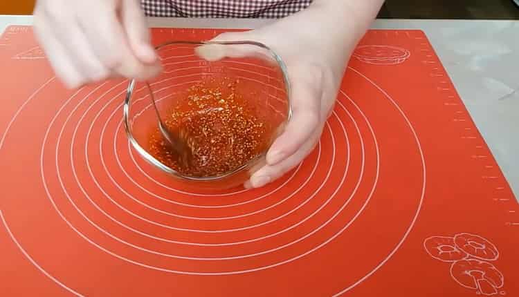 За да направите пастрами от пилешки гърди, направете марината