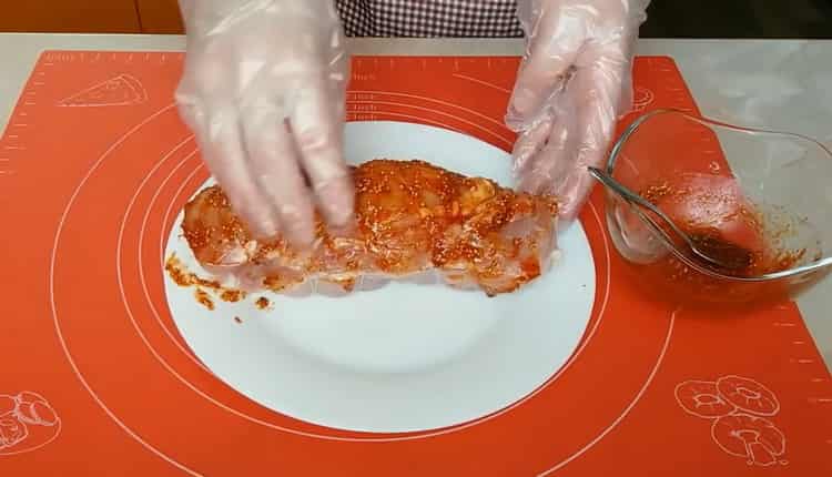 За да направите пастрами от пилешки гърди, мариновайте месото