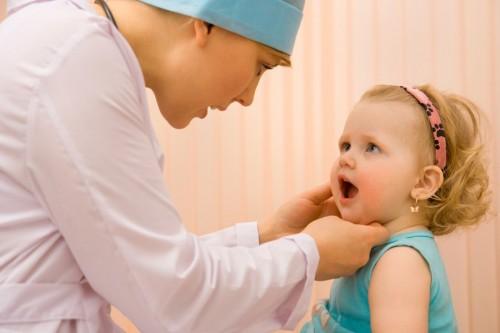 Comment traiter les végétations adénoïdes chez un enfant sans chirurgie?
