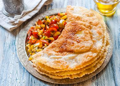 Chebureks pe o farfurie cu legume