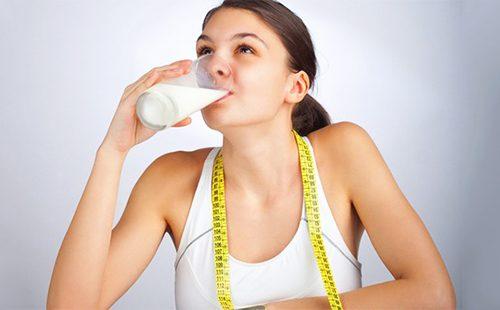 Chica con un medidor amarillo en el cuello.
