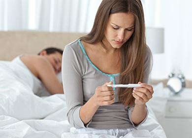 Fille regarde un test de grossesse