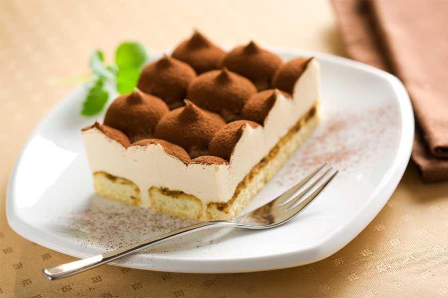 Desert Tiramisu pe o farfurie într-o furculiță