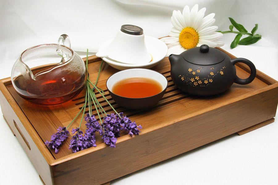 Accessoires de thé sur un plateau