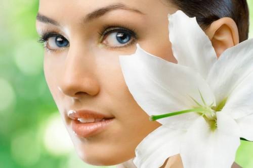 Fata are pielea netedă