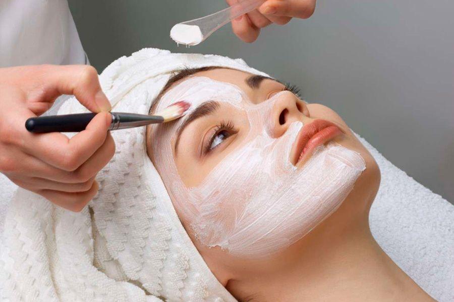 Kemisk peeling görs till en flicka i salongen