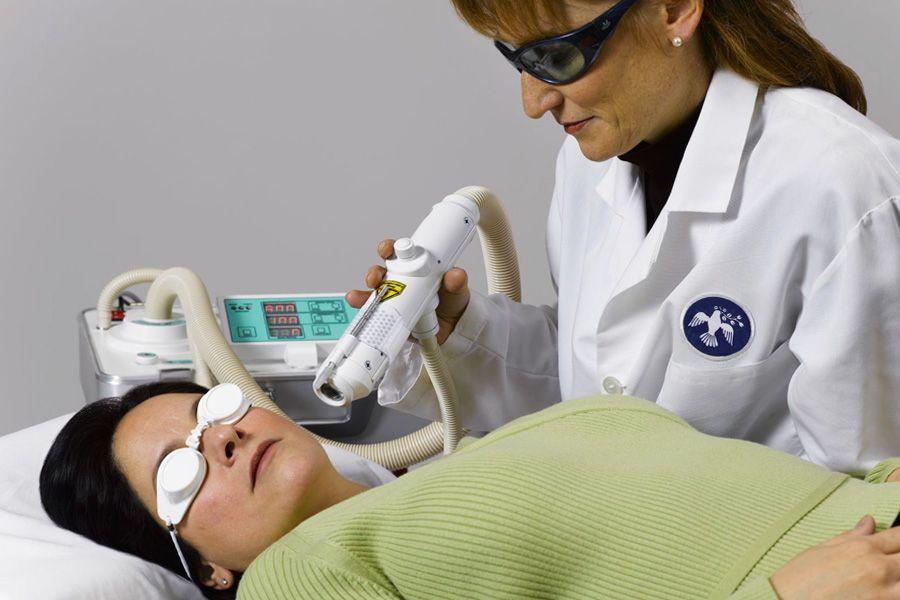 Flickan gör laserskalning