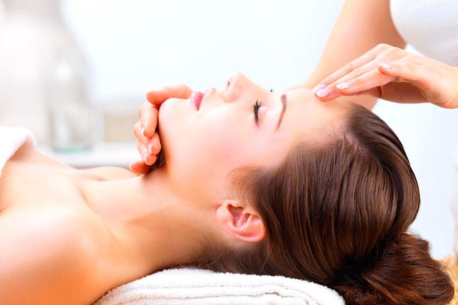 Kvinnan ligger på en procedur i en skönhetssalong