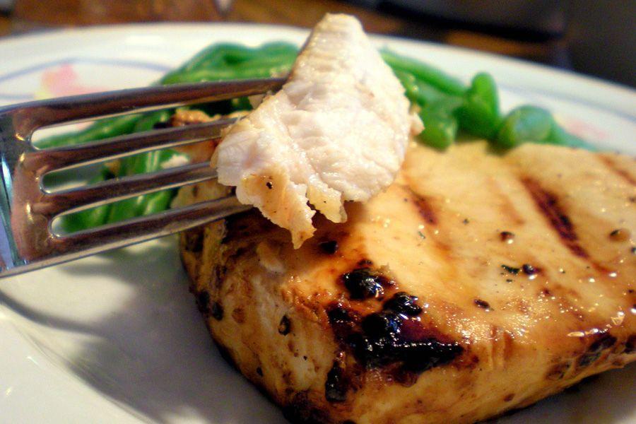 Carpa comum em um prato com ervas