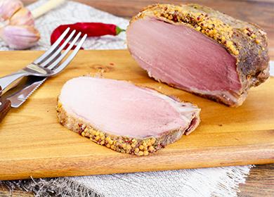 Carnea de porc fiartă într-un aragaz lent