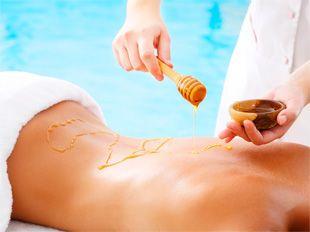 Au dos de la fille, appliquez du miel pour envelopper