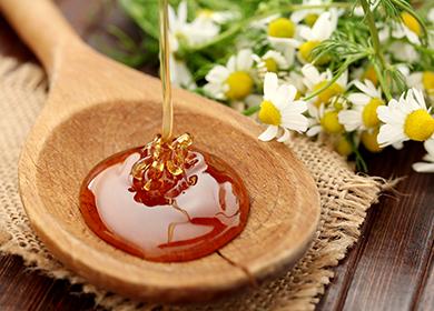 Miel liquide dans une cuillère