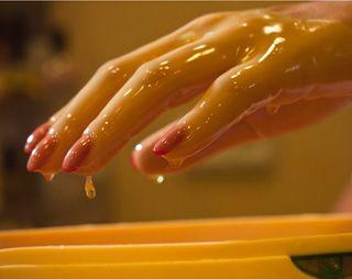 Manos femeninas en parafina