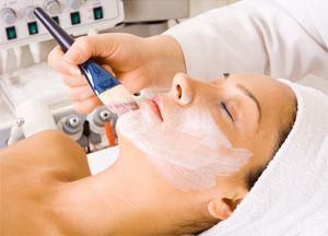 Le peeling salicylique est fait à une fille