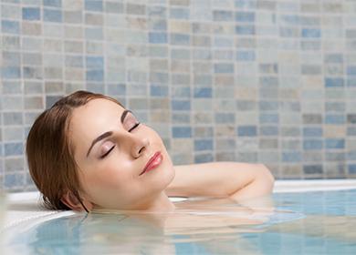 Момиче се къпе