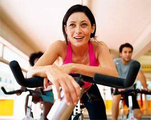 Pédale fille dans le centre de remise en forme