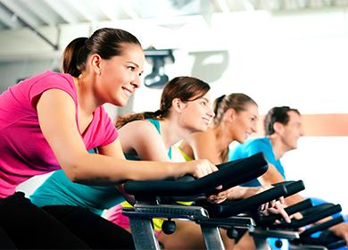 Filles sur des vélos d'exercice