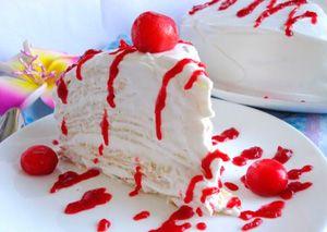 Tort de clatite cu smantana si sirop de fructe de padure