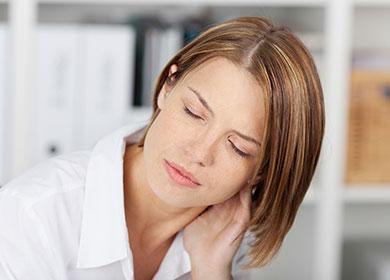 La niña tiene dolor de cuello.