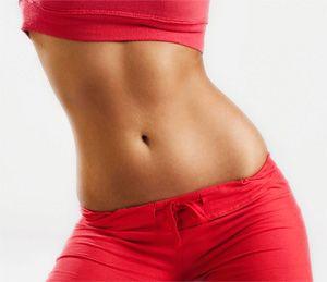 Ventre plat d'une fille en short rouge