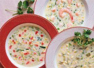 Tatlong plato na may okroshka, nangungunang view