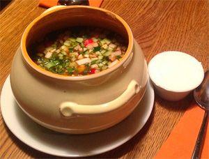 Okrochka avec kvas dans une casserole