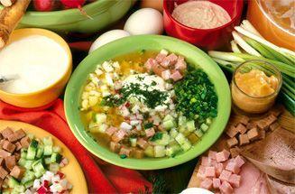 Placă de okroshka înconjurată de produse