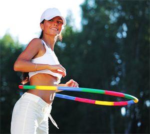 La noia retorça un cèrcol per perdre pes