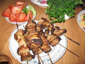 Churrasco caseiro em uma mesa com legumes