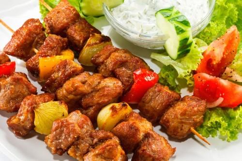 Kebab parfumat cu legume la un fel de mâncare