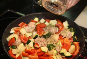 Iepure încărunțit cu legume într-o căldură