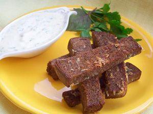 Pauzinhos com alho em forma de palitos em um prato amarelo