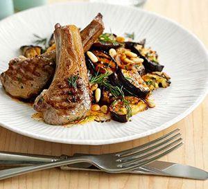 Miel cu vinete pe o masă într-o farfurie albă