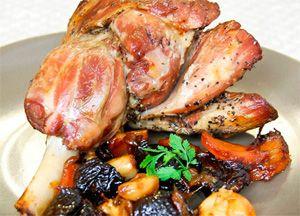 Porție de miel cu prune și crustă prăjită pe os