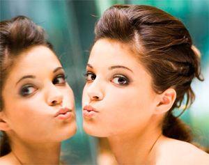 Visage de fille et reflet dans le miroir