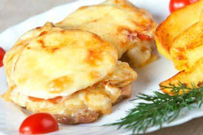 Servirea cărnii franceze pe o farfurie cu verdeață