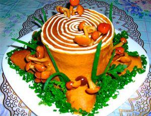 Hermosa ensalada de champiñones en escabeche