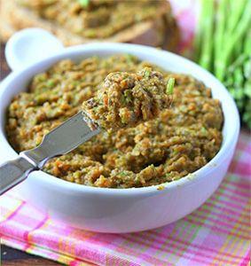 Apetitosa pasta de champiñones en escabeche en un plato en un plato