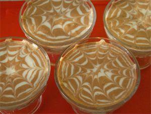 Gelatina de crema agria con cacao en un tazón