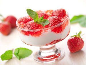 Gelatina de crema agria con fresas