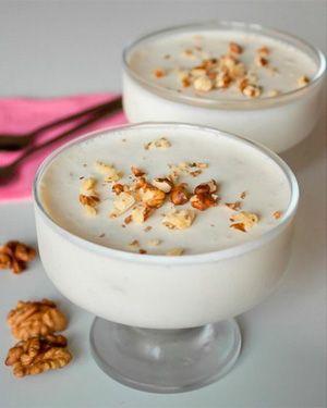 Gelatina de crema agria y queso cottage en un tazón