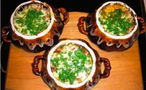 Pollastre en una olla al forn amb patates: un parell de receptes delicioses