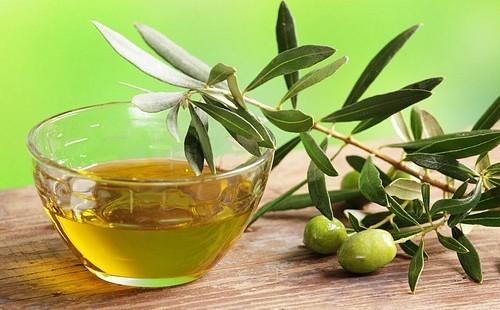 Aceite de jojoba sobre la mesa