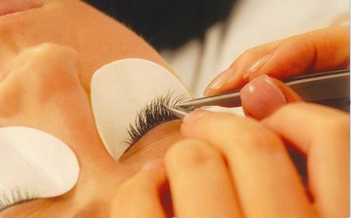 Fille bénéficie d'une procédure cosmétique