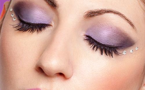 Fille aux ombres violettes