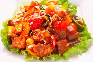 Carne de vită cu legume și ierburi