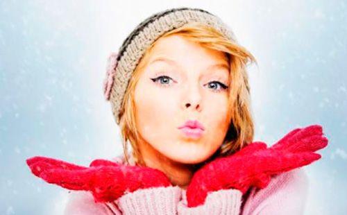 Fille en hiver construit une éponge