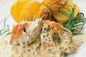 Iepure în smântână cu chipsuri de cartofi